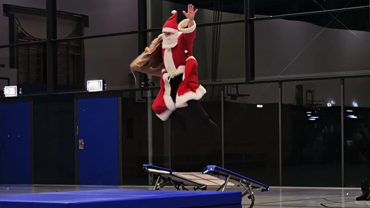 Sportlicher Nikolaus und viele Kinder beim Nikolausturnen in der Hardwaldhalle